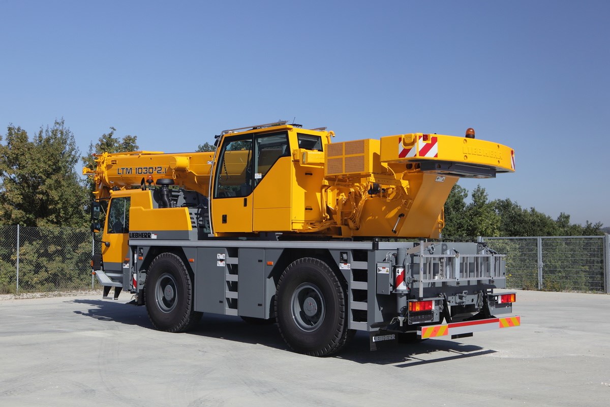 Jeřáb Liebherr LTM 1030-2 zezadu