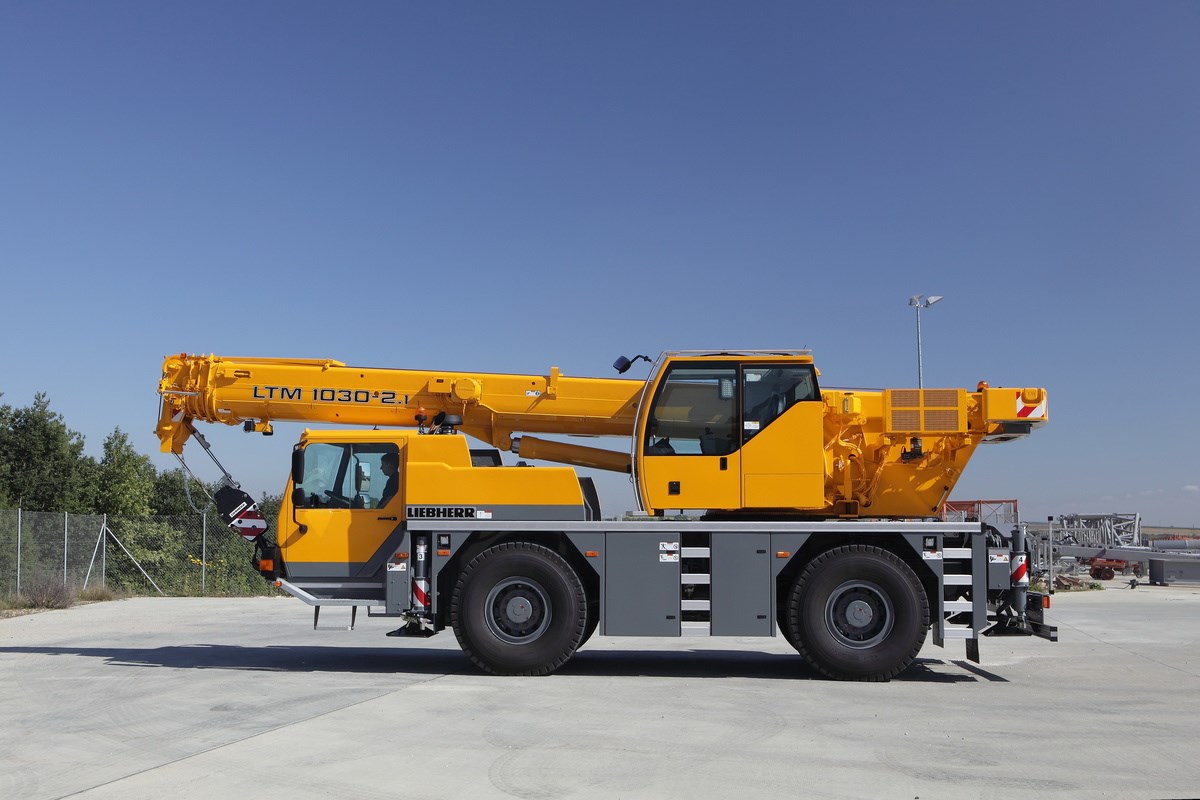 Jeřáb Liebherr LTM 1030-2 zleva