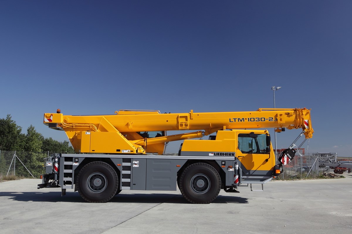 Jeřáb Liebherr LTM 1030-2 zprava