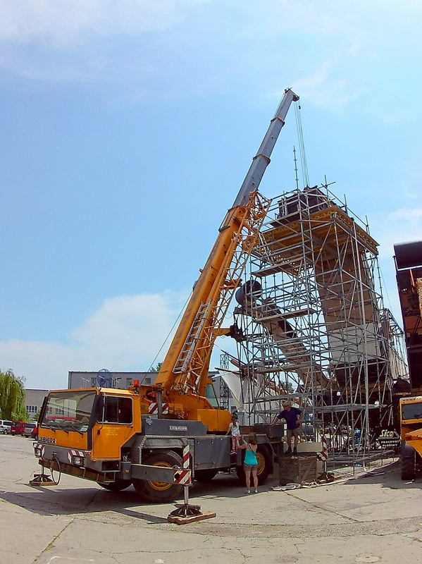 Liebherr LTM 1025 a jeřábové služby ve filmových ateliérech Letňany